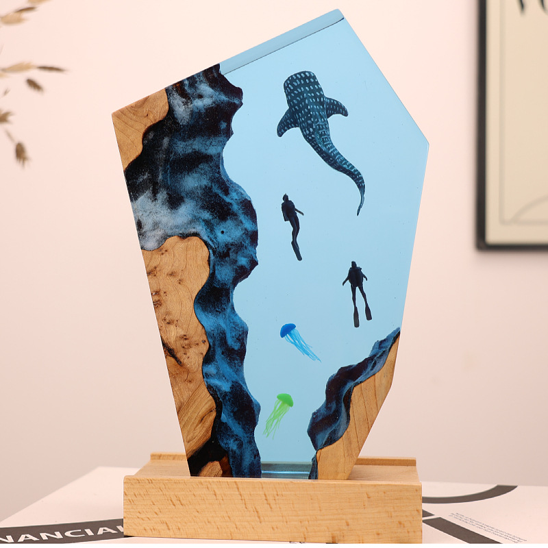 Resin Art Gift For Wedding - Светящаяся настольная фигурка дайвера с китом